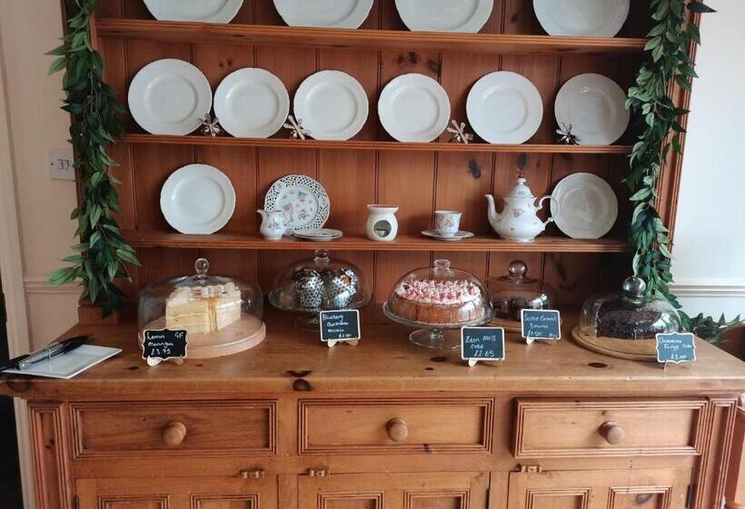 Отель Mather House Retreat