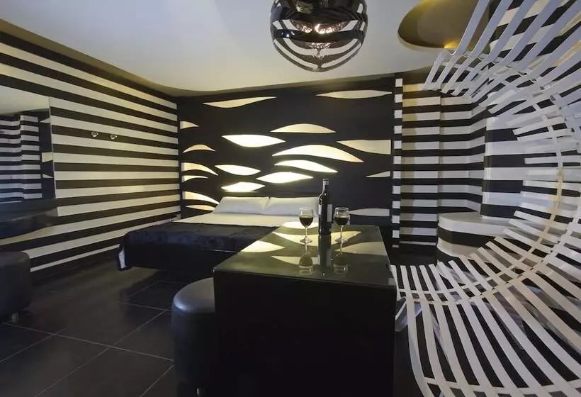 בית מלון כפרי Victoria Court North Edsa   Caloocan