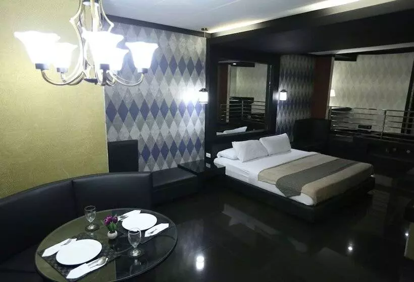 בית מלון כפרי Victoria Court North Edsa   Caloocan