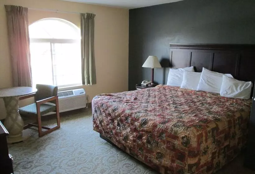 هتل Delux Inn & Suites