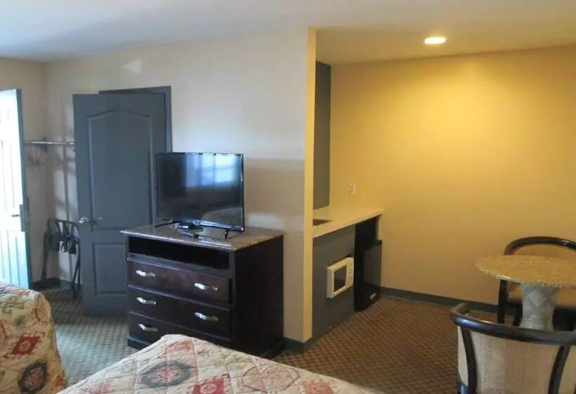 هتل Delux Inn & Suites