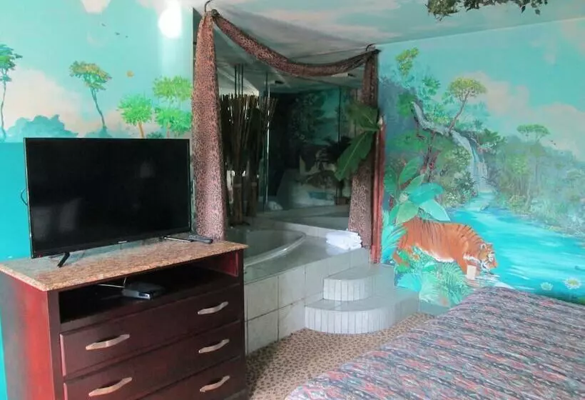 هتل Delux Inn & Suites