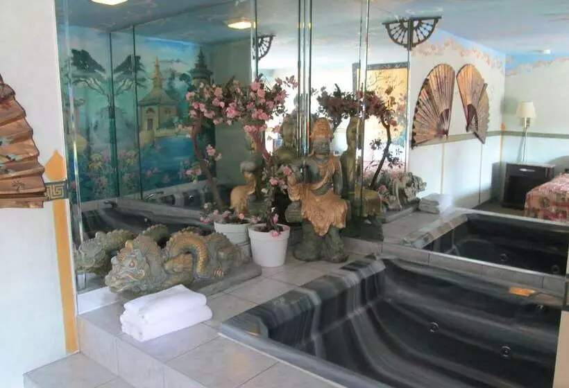 هتل Delux Inn & Suites