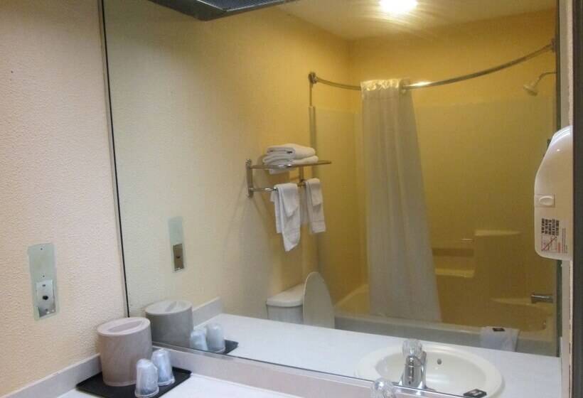 فندق Delux Inn & Suites