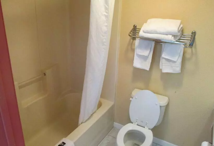 هتل Delux Inn & Suites