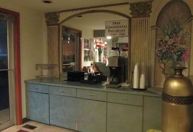 هتل Delux Inn & Suites