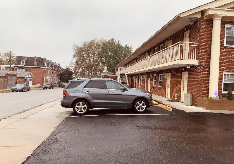 Отель Red Carpet Inn Norristown
