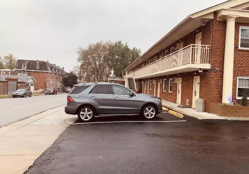 Отель Red Carpet Inn  Norristown