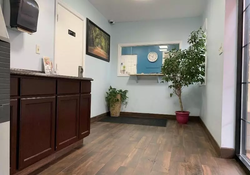 Отель Red Carpet Inn  Norristown