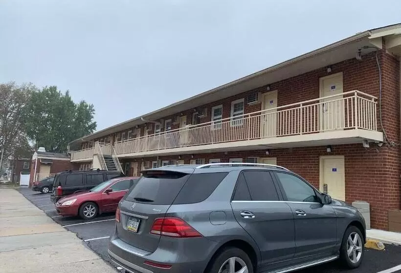 Отель Red Carpet Inn  Norristown