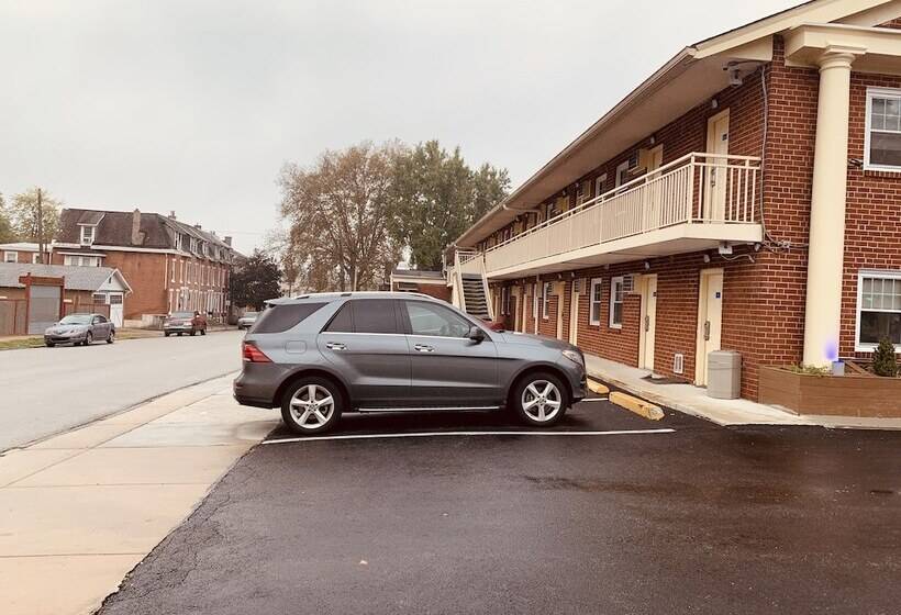 Отель Red Carpet Inn Norristown