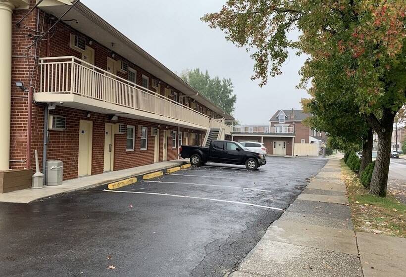 Отель Red Carpet Inn Norristown