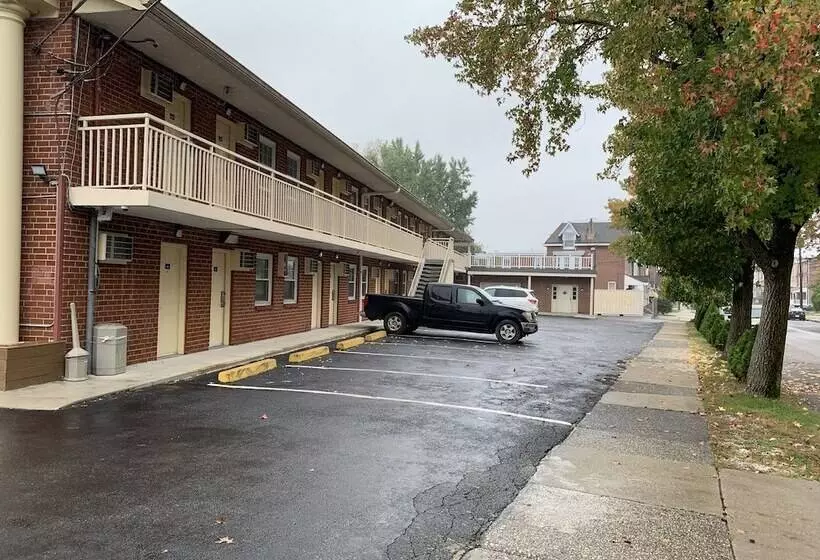 Отель Red Carpet Inn  Norristown
