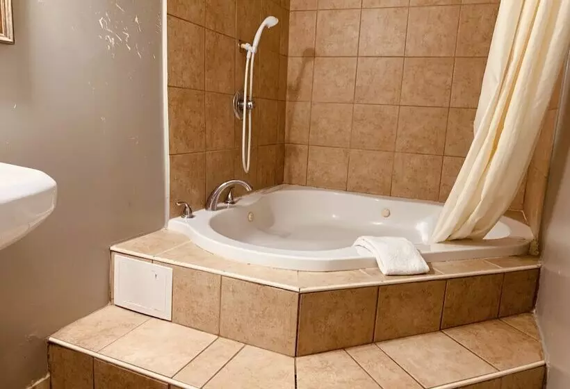 Отель Red Carpet Inn  Norristown