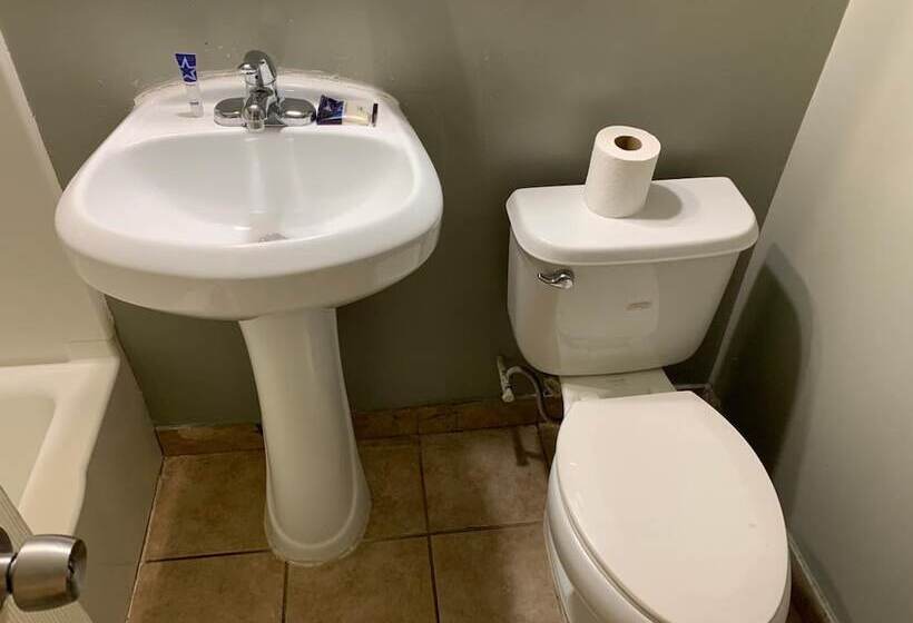 Отель Red Carpet Inn Norristown