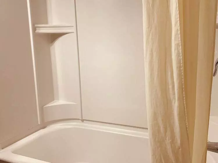 Отель Red Carpet Inn  Norristown