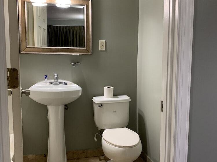 Отель Red Carpet Inn Norristown