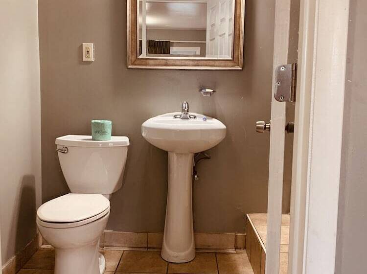 Отель Red Carpet Inn Norristown