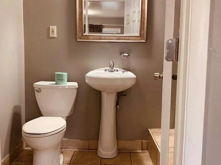 Отель Red Carpet Inn  Norristown