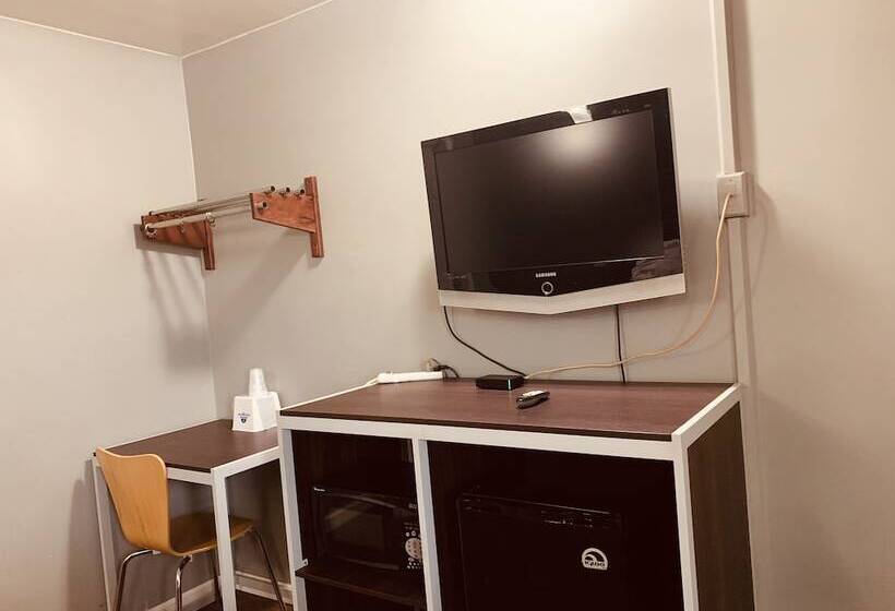 Отель Red Carpet Inn Norristown