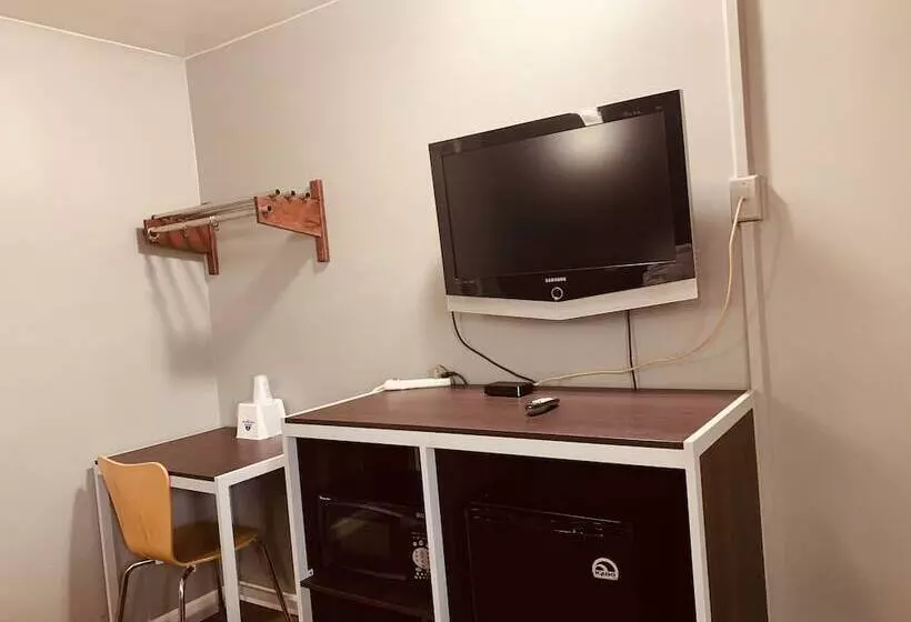 Отель Red Carpet Inn  Norristown