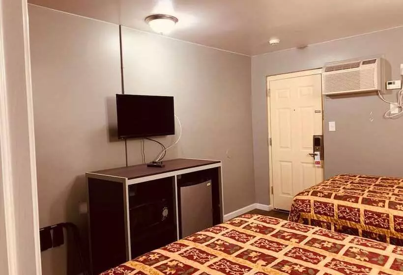 Отель Red Carpet Inn  Norristown