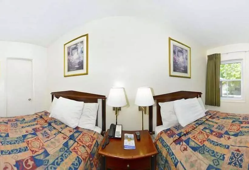 Отель Red Carpet Inn  Norristown