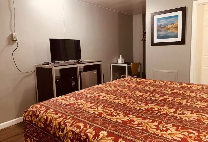 Отель Red Carpet Inn  Norristown