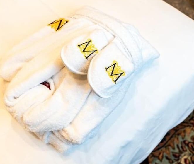 Отель The Monarch