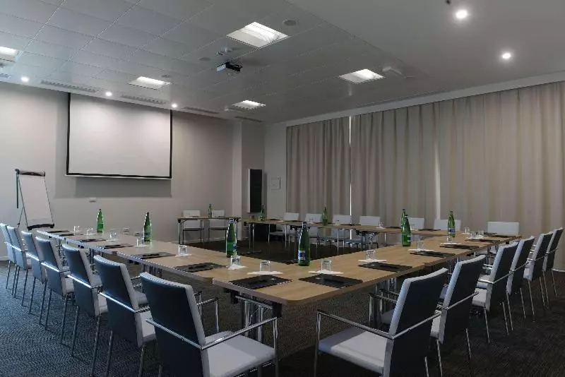 Отель Best Western Premier Chc Airport