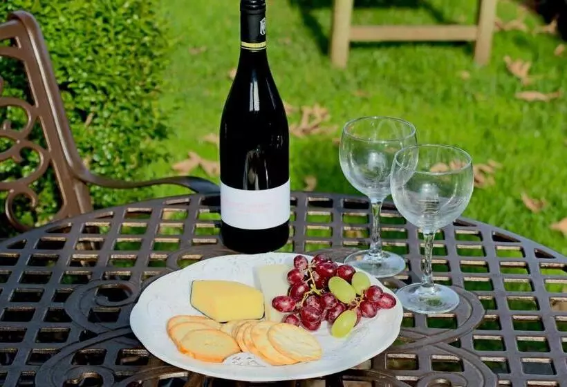 Hotel Brass Lantern Inn