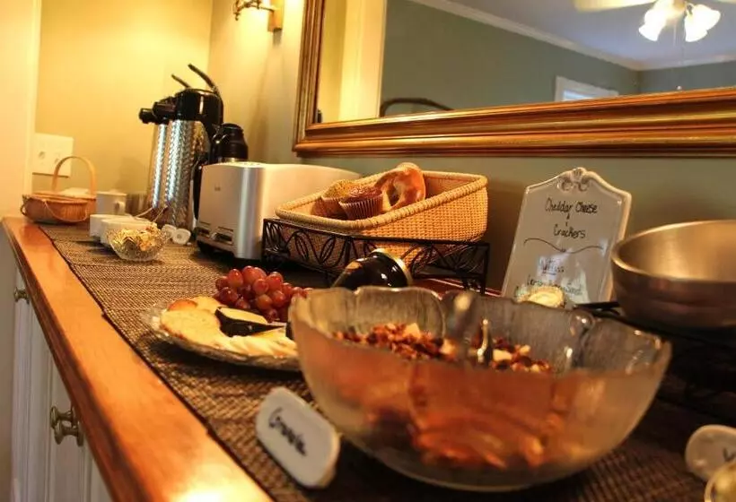 Hotel Brass Lantern Inn