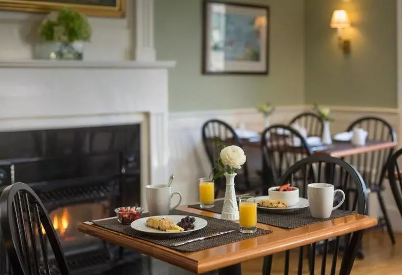 Hotel Brass Lantern Inn