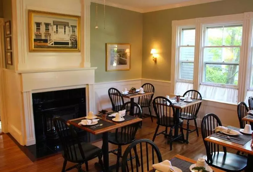 Hotel Brass Lantern Inn