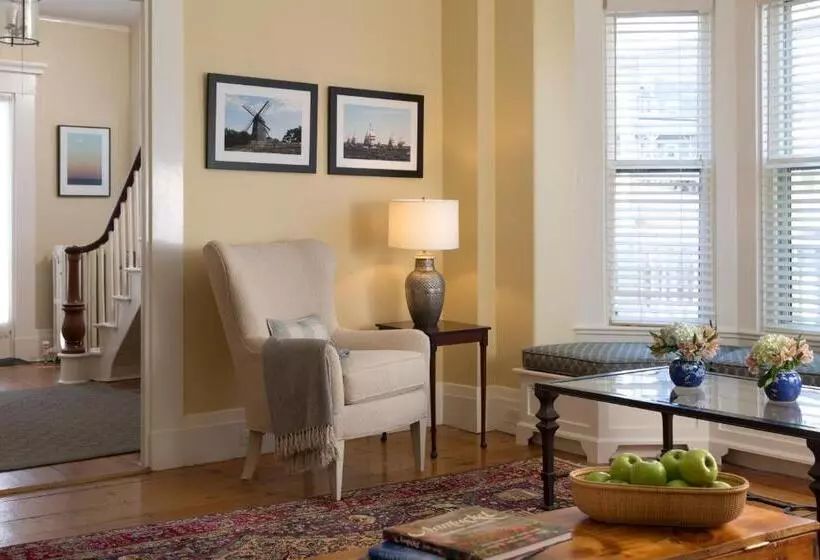 Hotel Brass Lantern Inn