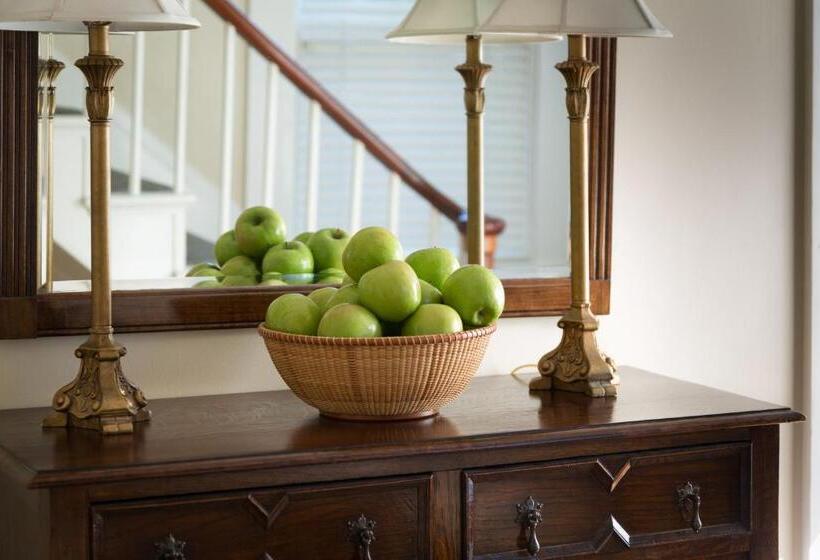 هتل Brass Lantern Inn