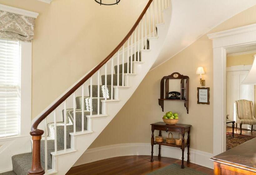 هتل Brass Lantern Inn