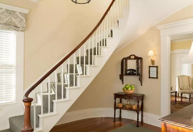 Hotel Brass Lantern Inn