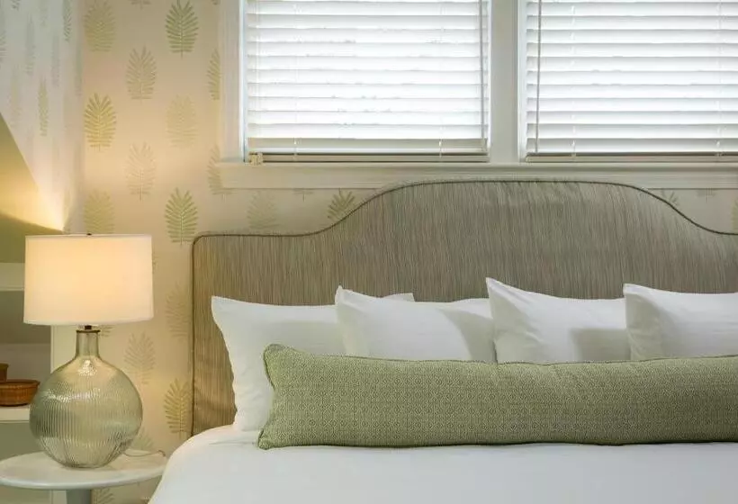 Hotel Brass Lantern Inn