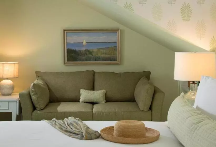 Hotel Brass Lantern Inn