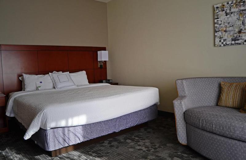 فندق Courtyard By Marriott Burlington