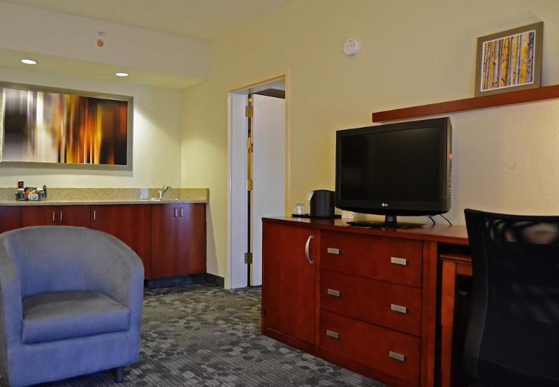 فندق Courtyard By Marriott Burlington