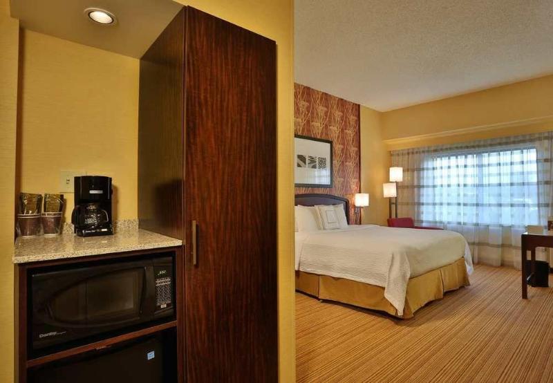فندق Courtyard By Marriott Springfield Airport