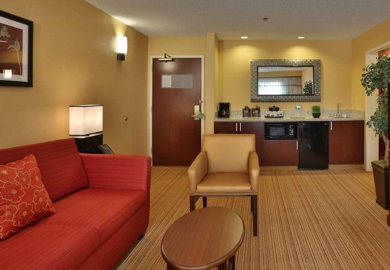فندق Courtyard By Marriott Springfield Airport