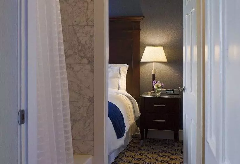 Newport Beach Hotel & Suites