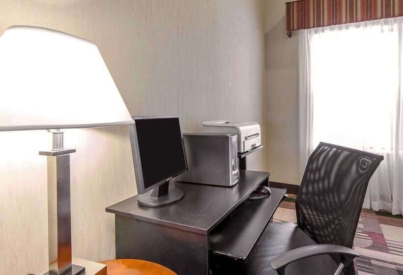 Отель Quality Inn & Suites