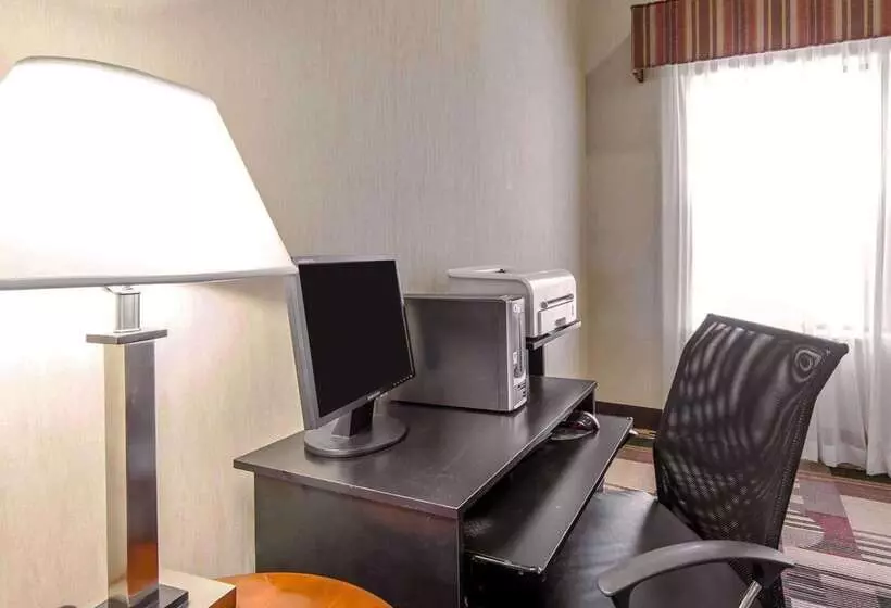 호텔 Quality Inn & Suites