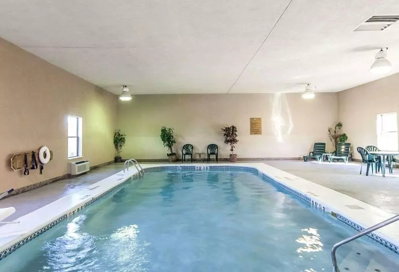 호텔 Quality Inn & Suites