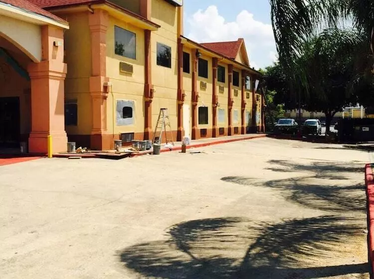 Отель Scottish Inn & Suites Hobby Airport