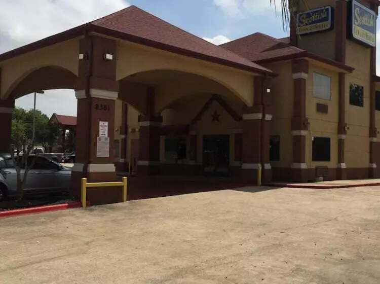 Отель Scottish Inn & Suites Hobby Airport